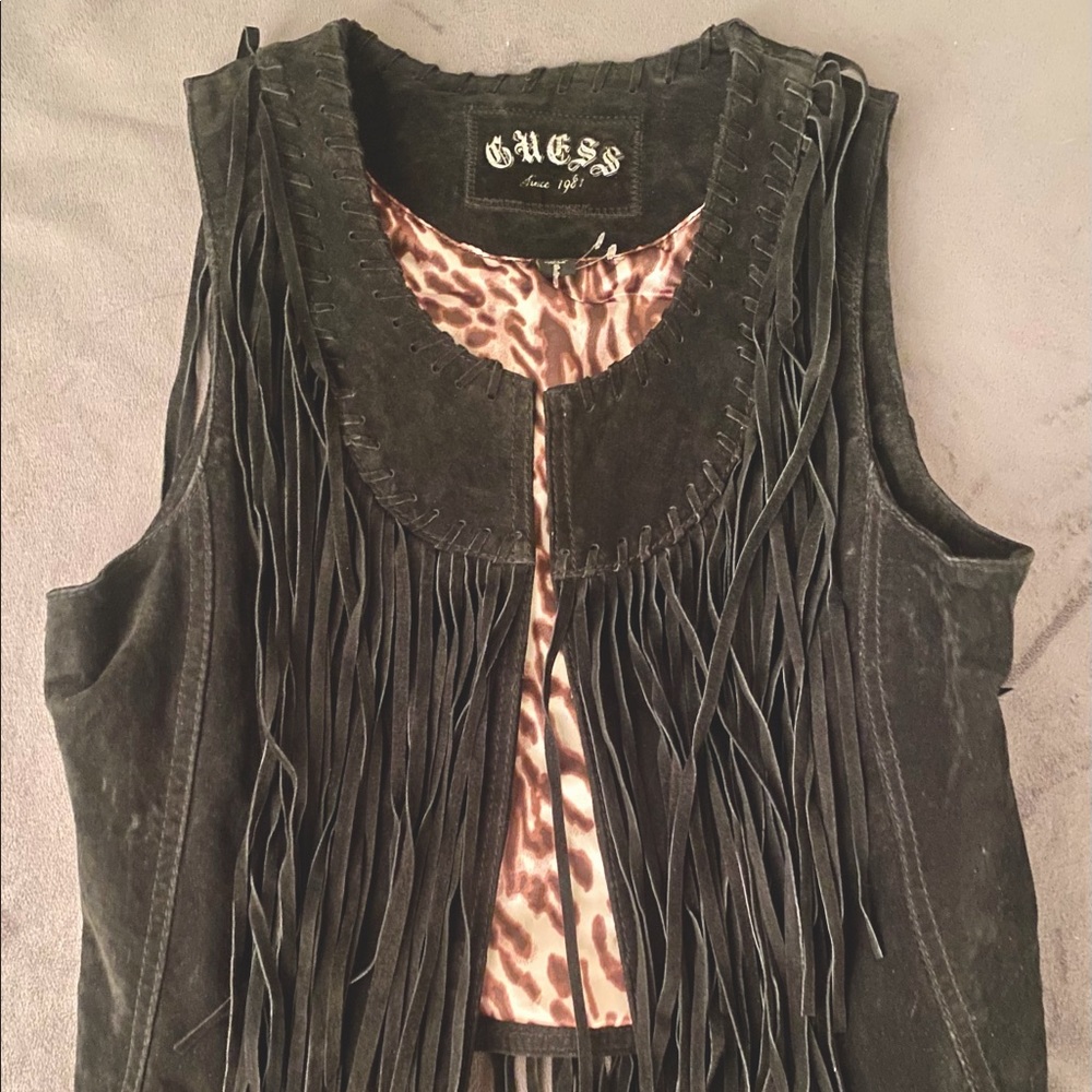 Gently worn, chic cowgirl vest! How fun to have a vest like this for the rodeo🐎